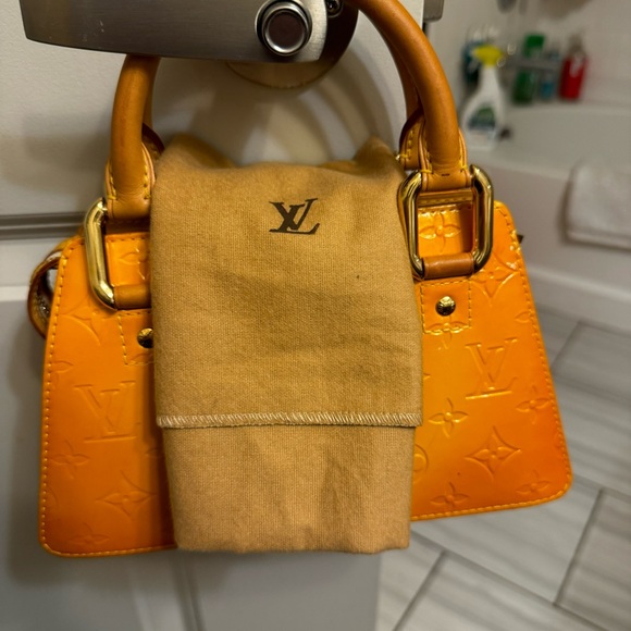 LOUIS VUITTON
Mango Monogram Vernis Forsyth PM Bag - Picture 12 of 12